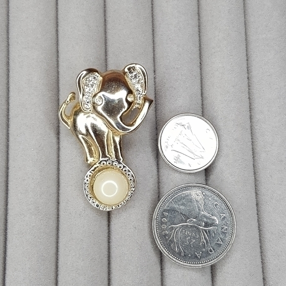 Vintage elephant on a ball brooch pin pendant. Adorable! - Picture 5 of 6
